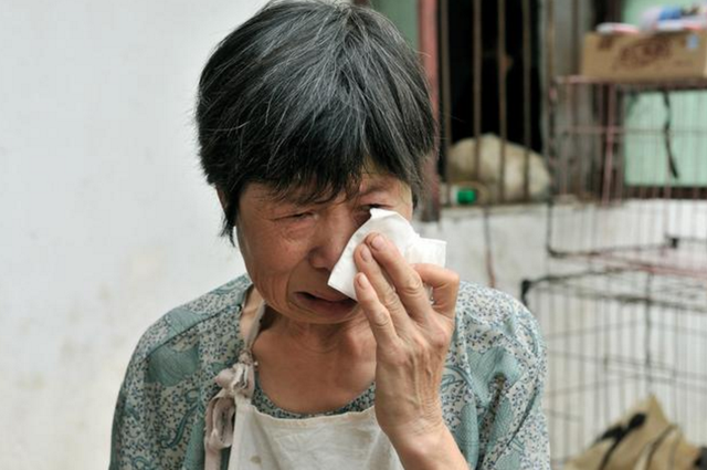 養老院門前老人哭著喊要回家令人心酸