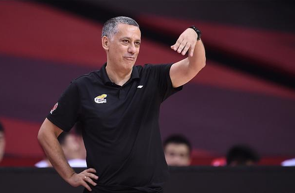 回马枪曝马丁内斯大概率将续约辽篮杨鸣迎回老搭档再冲总冠军