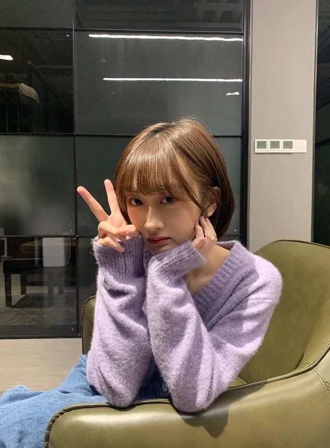 动态海报上白妤霏歪着头比着耶,可爱又俏皮,不知