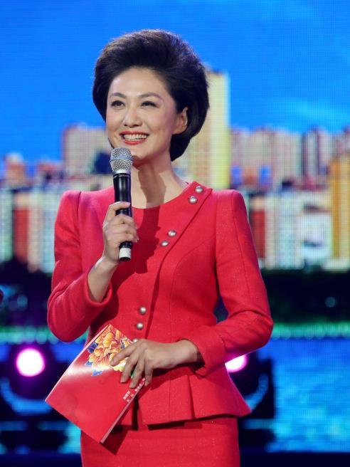 央视国脸海霞工作27年0失误嫁给清华教授活成人生赢家