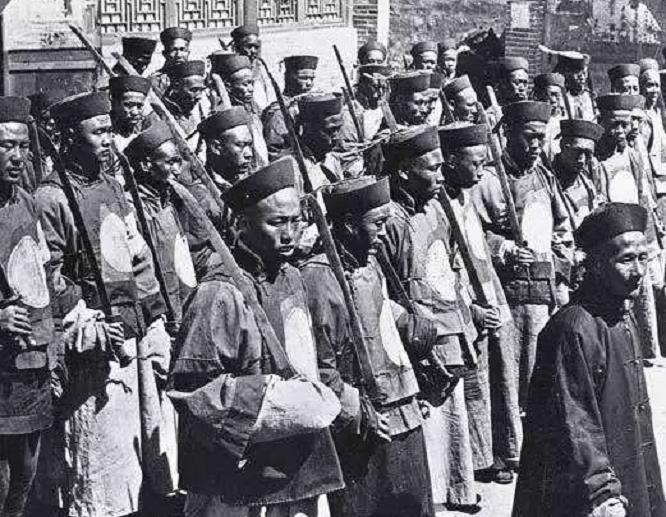 率领王师进兵新疆,左宗棠率领军队,以迅雷不及掩耳之势,大破敌军