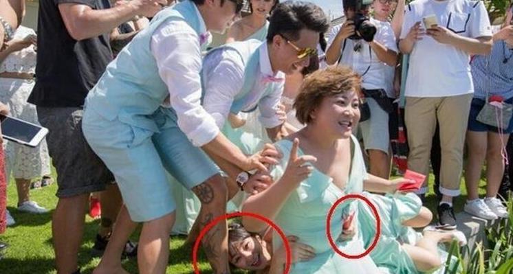 但贾玲不仅护住了柳岩,还说是把几个伴郎给推进了水池里,后来撕名牌的
