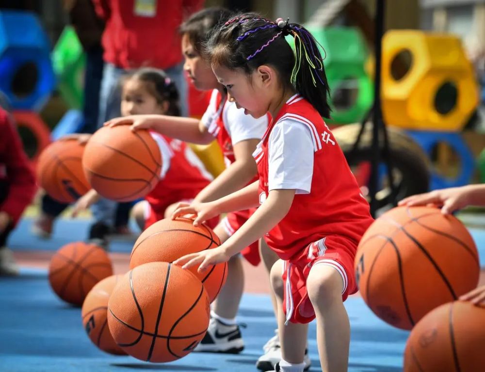 5歲小女孩非要穿短裙上學幼兒園園長這樣說網友太周到