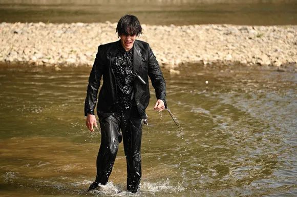 在神代玲花掳走了露娜后,飞羽真就跑过去追,中间就