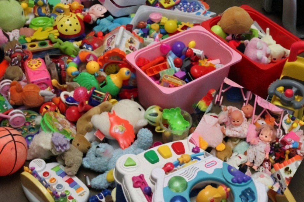 孩子把玩具乱扔一地3岁前分年龄培养收纳能力每个阶段有不同