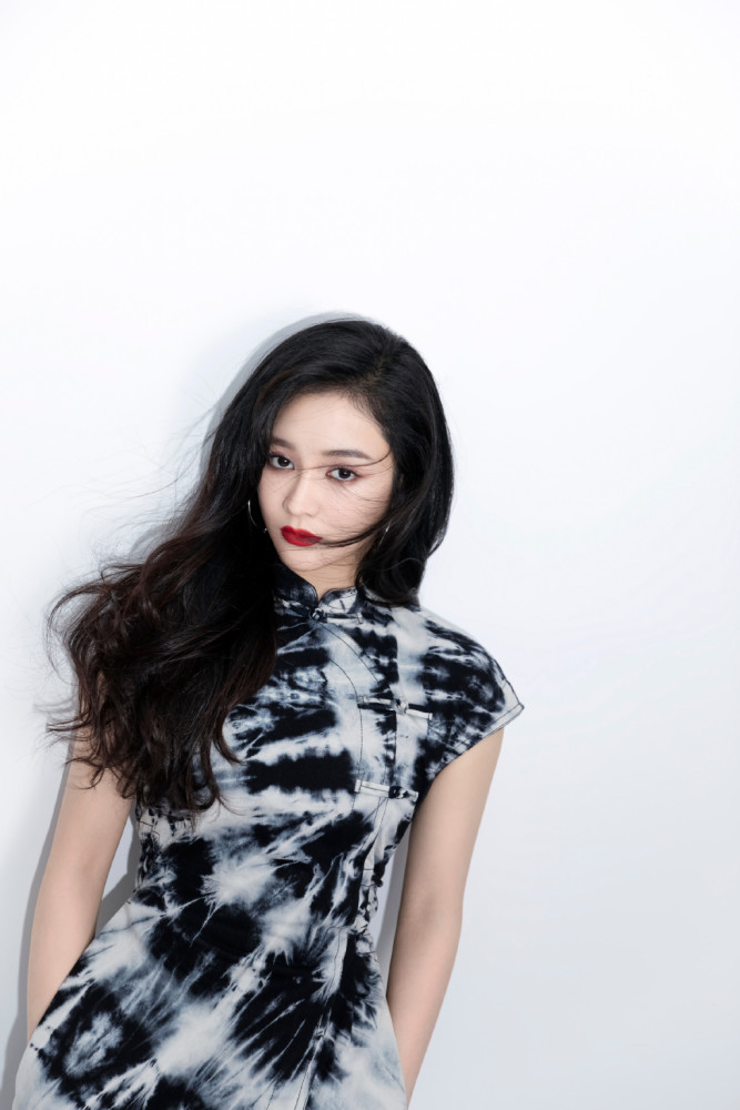 王一菲水墨旗袍大片,都市风冷艳红唇,自带气场港味十足