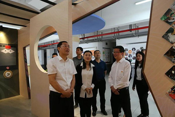 内江市人民政府副市长邢伟平一行莅临都江堰市友爱学校考察交流