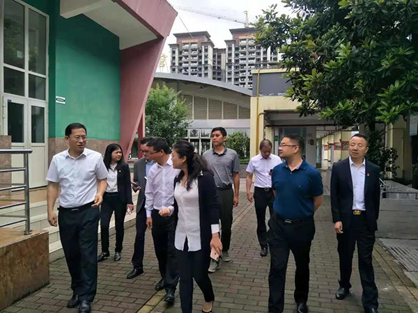 内江市人民政府副市长邢伟平一行莅临都江堰市友爱学校考察交流