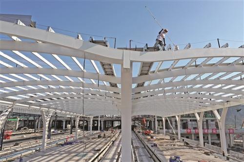 浙江台州中心站建设现场工人们正在车站站房钢结构上施工