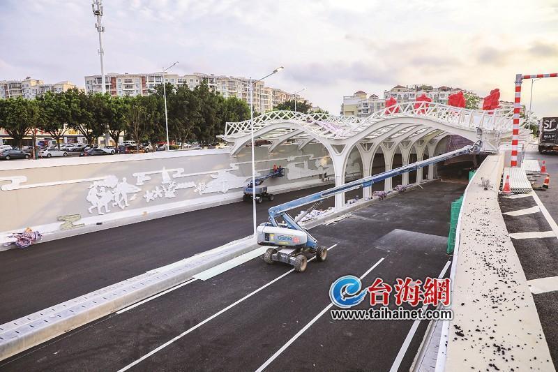 海沧隧道在火炬北路的出入口正在进行景观施工