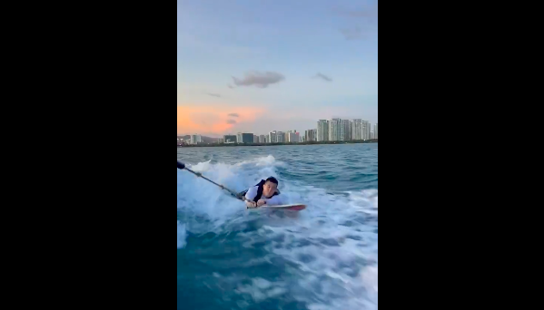 亿万富翁郭艾伦激情冲浪,"意外"引网友大笑,大短裤都被冲掉了