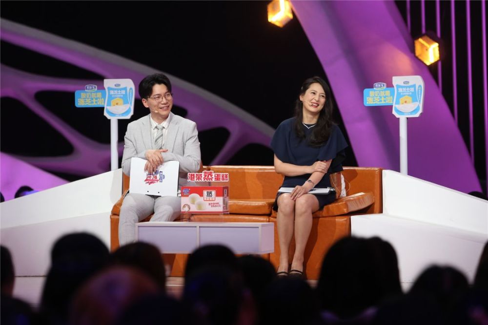 让自己闪光,才是最好的告白节目现场,祝洪基为吴婷惊喜准备了两份礼物