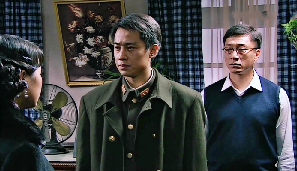 而廖三民则截然不同,此君英俊挺拔且沉着冷静,射杀谢若林之前,还很