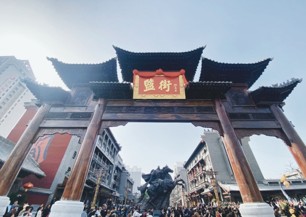 我为群众办实事政银合作显优势网红盬街执照顺利办