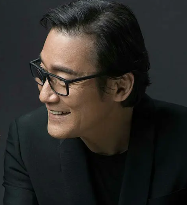 "千面影帝"梁家辉的起伏人生,和他生命中独宠的1个女人