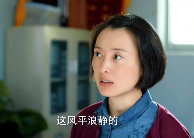 除了造型加分之外,在与剧中角色对话的过程中,吴越几句话几个动作就活