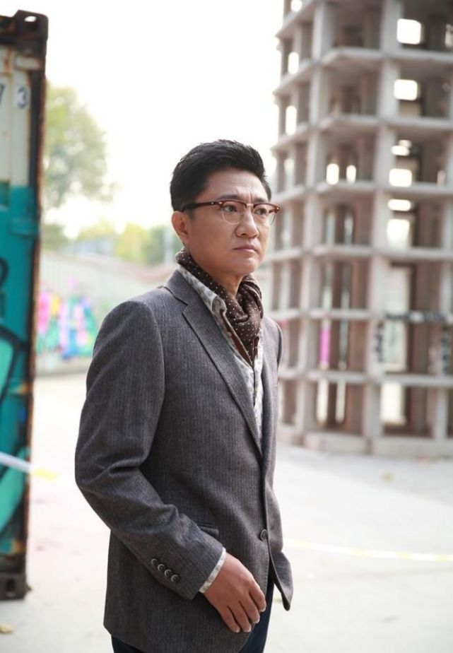 他就是韩青,是唯一拒绝过范冰冰,连赵薇都为他着迷的男人.