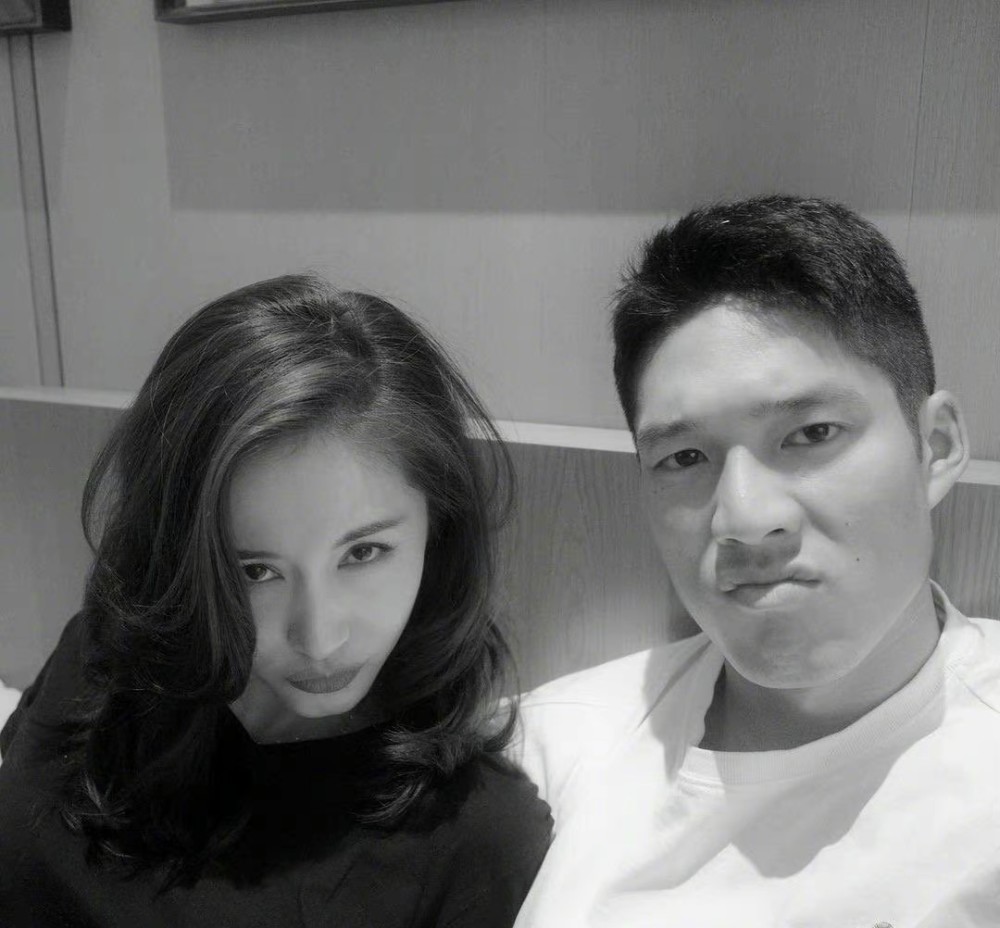 王子文坐吴永恩肩上自拍打开撒狗粮的新方式网友直呼太甜了