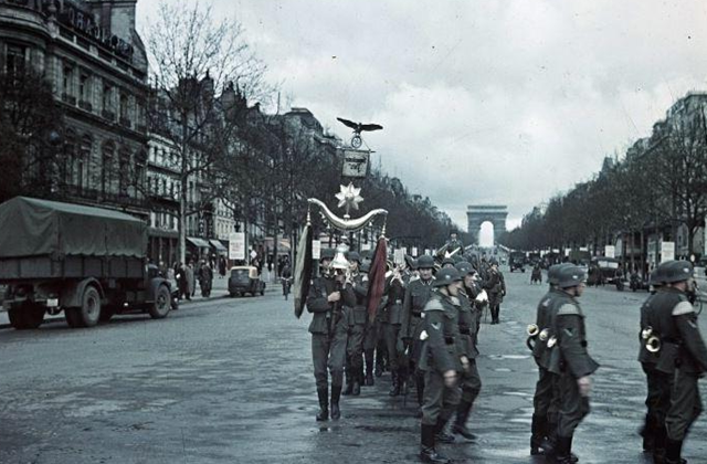 通过绕路,德军避开马奇诺防线直接朝着巴黎进攻,面对这样的局势法国