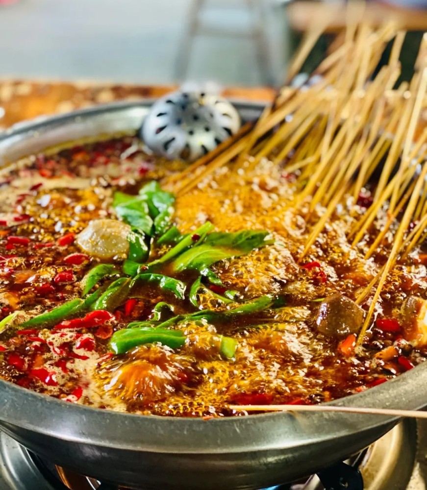 干碟,油碟都是小时候我们吃过的那种味道,正儿八经的老成都串串香风味