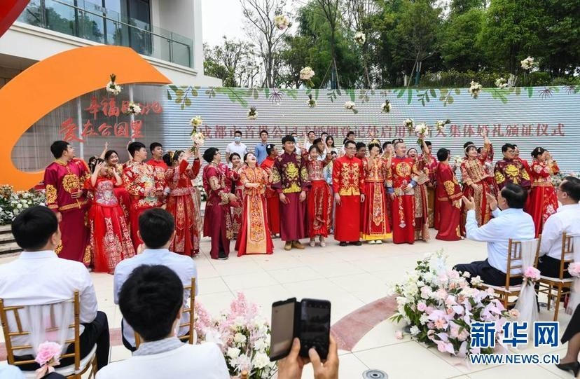 国社 四川 公园式婚姻登记处 见证幸福爱情 腾讯新闻