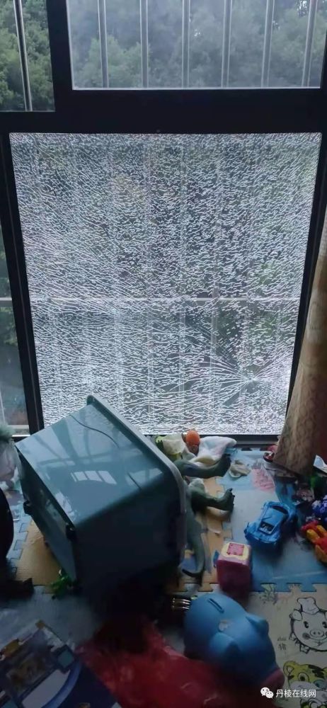 眉山某小区窗户竟被打烂!还有弹孔!