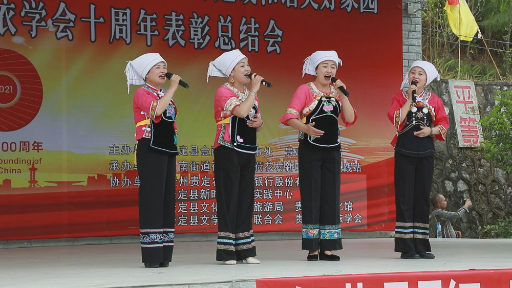 黔南贵定民俗节日四月八布依山歌唱响换届主旋律