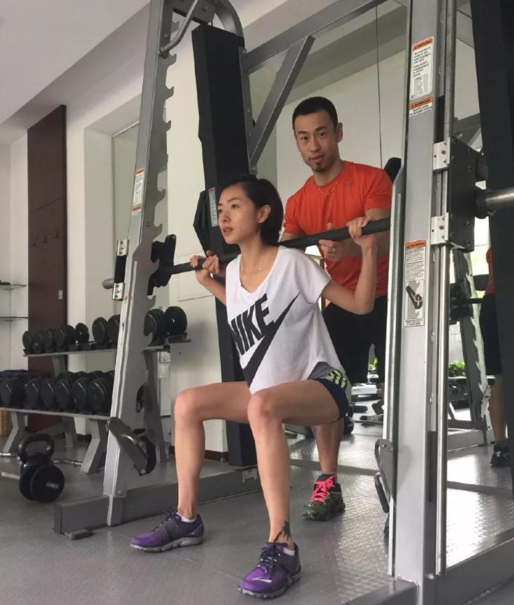 万茜升级版亚洲蹲火了两条美腿惹人羡真是太有气质