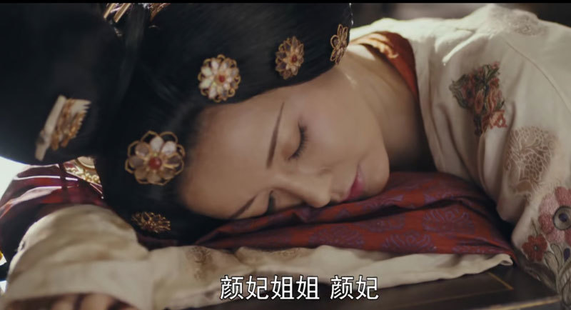 在最新剧情中,颜妃终于扳倒了太子,利用太子妃的死