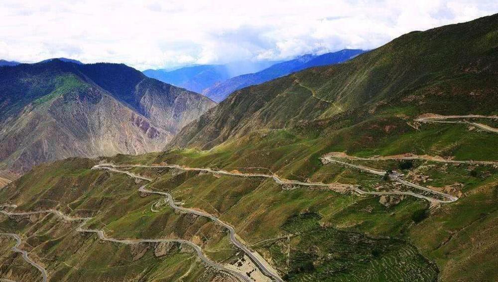 林芝公路分局扎木机械化养护队冒雨奋战力保波墨公路畅通