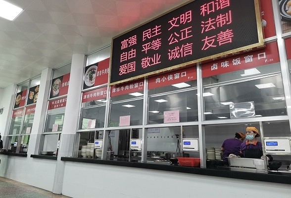 暗访孩子学校食堂看看到底是伙食差还是学生太挑食