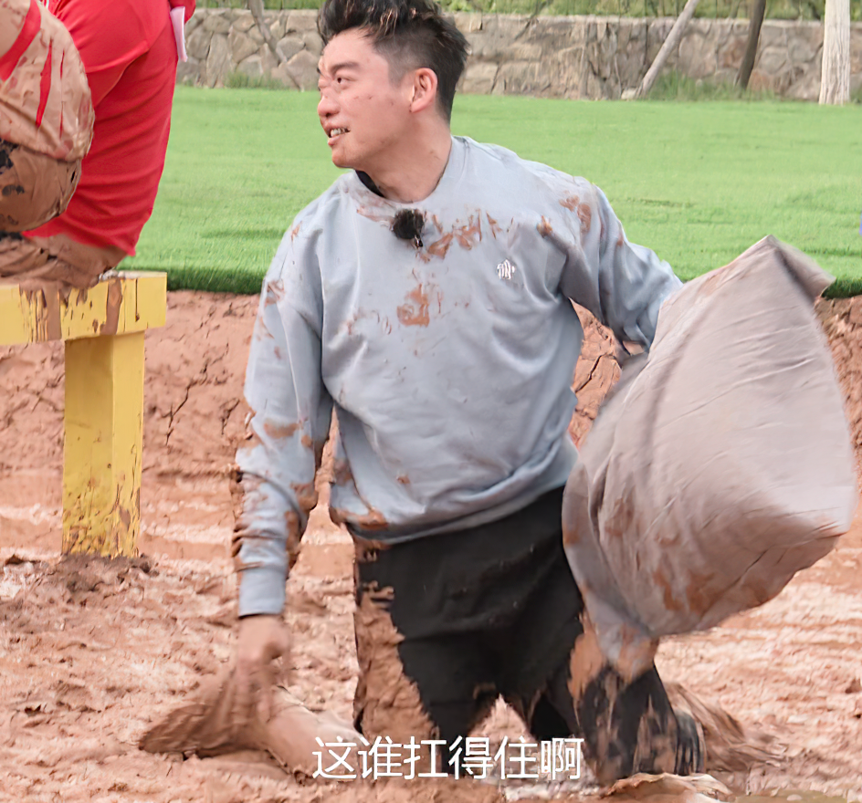 跑男泥潭大戰楊穎髮根全是泥鄭愷耳朵進泥蔡徐坤處境最心酸