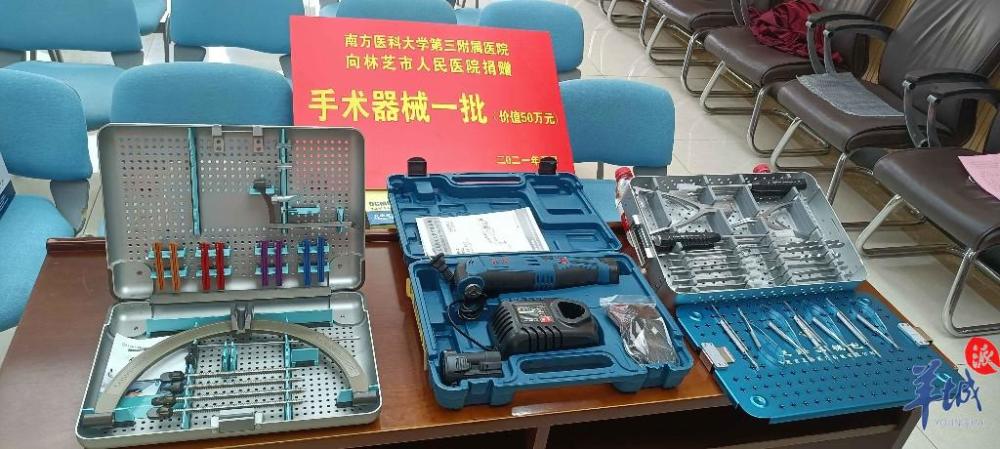 当骨科医生展示医用工具 腾讯网