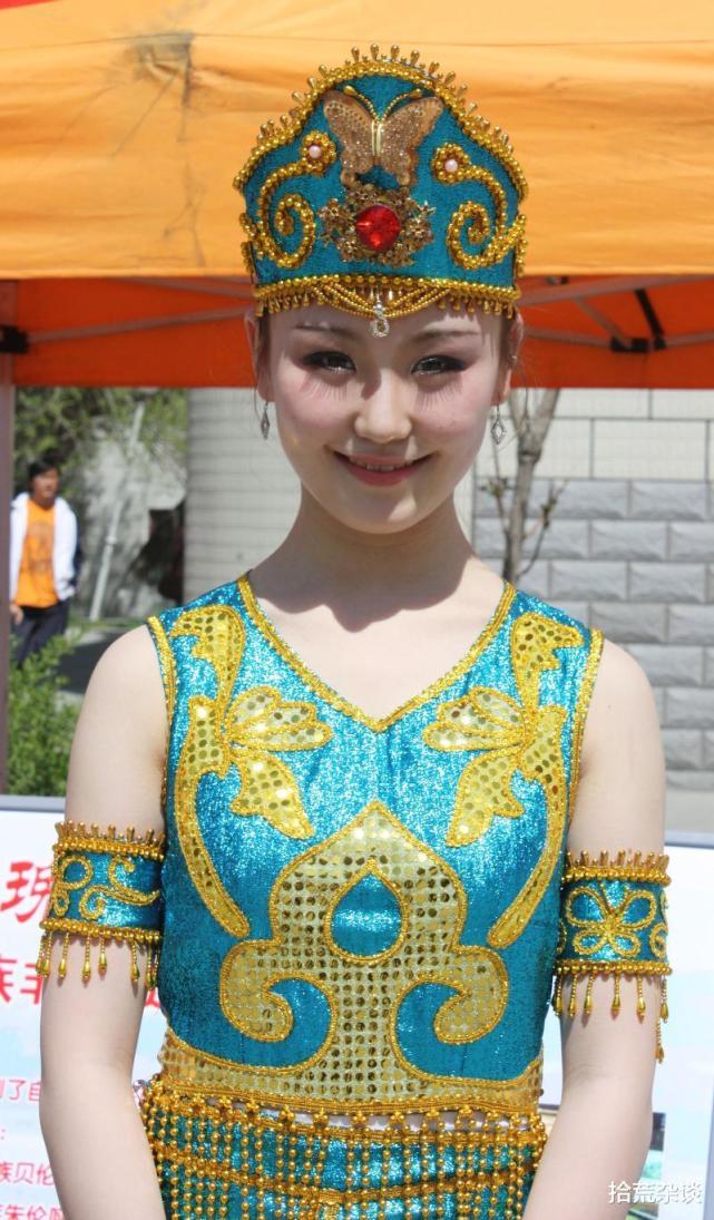 佟丽娅出身的锡伯族究竟是何样子?族内美女如林?还是平淡无奇?