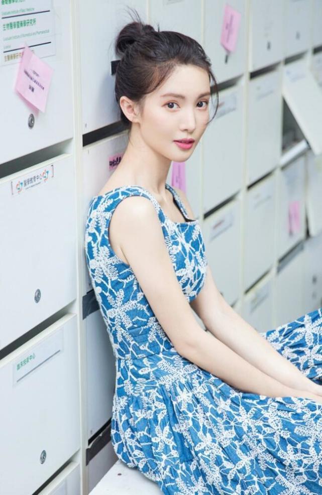 金晨和李斯丹妮散步两人关系好好呀