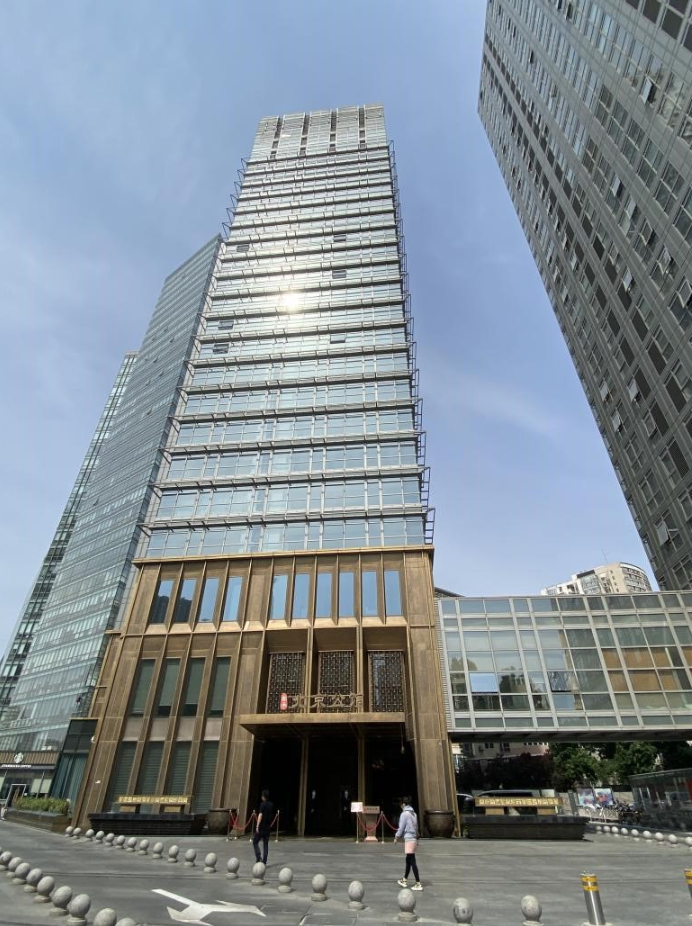 泰禾北京公馆正门关上,门口两名保安在旁