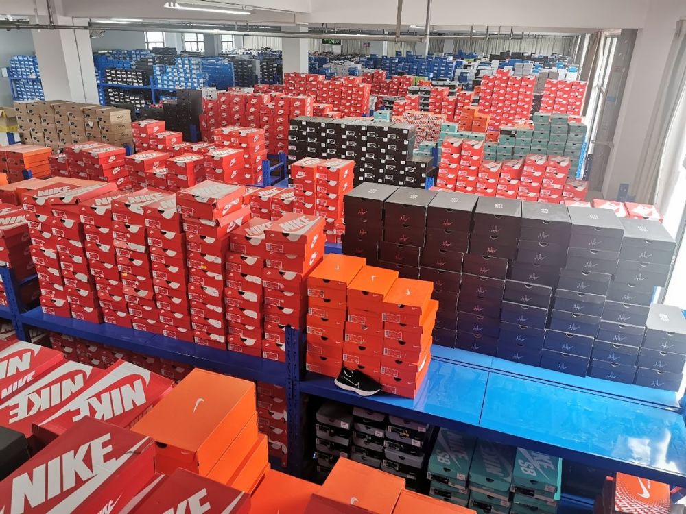 耐克阿迪达斯折扣店加盟:怎么找到正品的货源