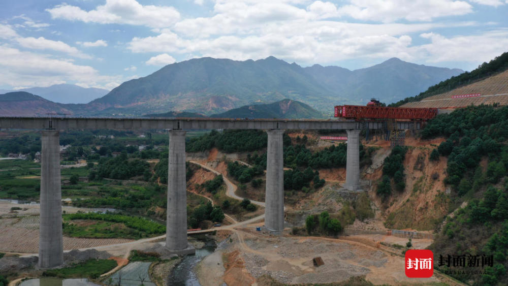 成昆铁路复线冕米段拼装箱梁架设完成预计年底建成通车