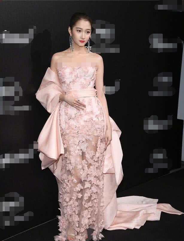 关晓彤身材比例出众穿抹胸蕾丝绣花连衣裙古典雅致高级时髦