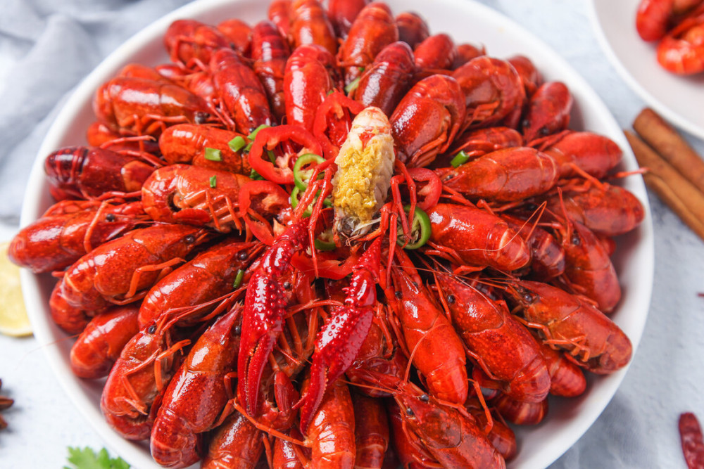 炒小龙虾,焯水还是油炸?大厨教你2招,虾肉鲜嫩q弹,还不腥_腾讯新闻