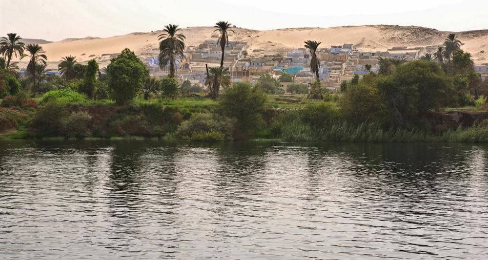 约旦河发源于叙利亚境内,从北向南经以色列,巴勒斯坦,最后在约旦境内