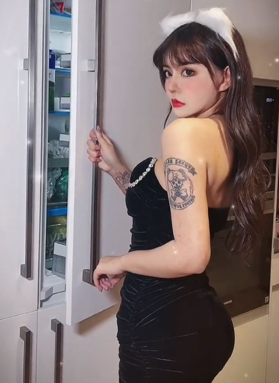 韩安冉跟前男友复合,49字文案深情告白,完美身材被赞中国卡戴珊