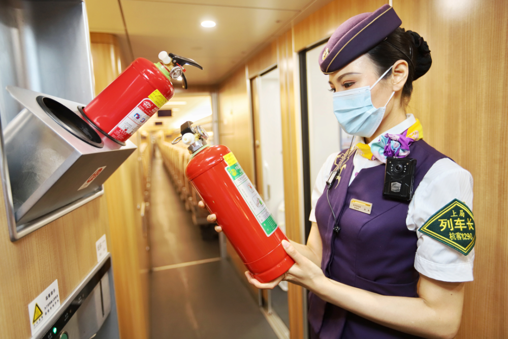 天热了列车员小姐姐靓丽夏装上线