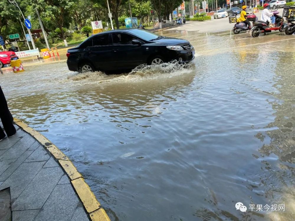 人民路与教育路交叉路口 附近的地面突然有大量的水涌出, 路面上诚种