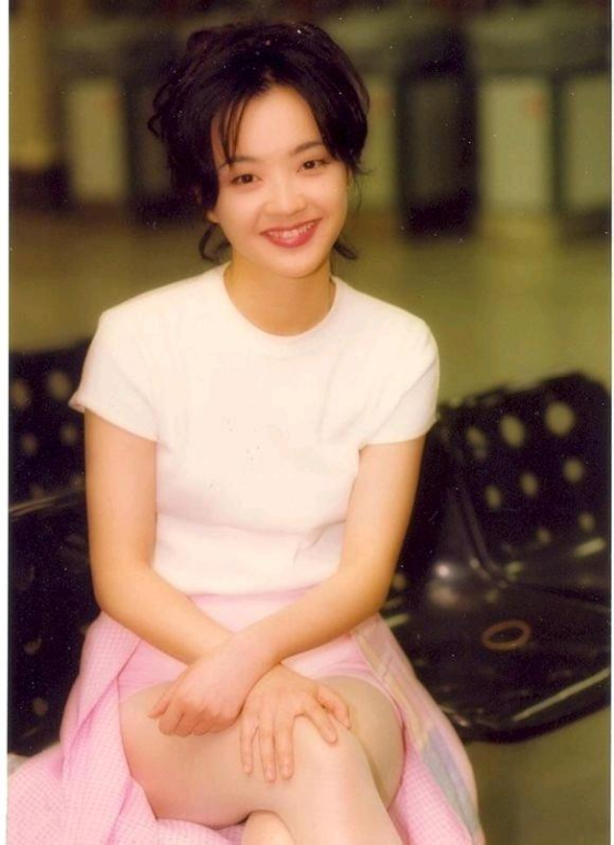 还记得听到陈慧娴2010年推出国语单曲《雪飞花》时的那种感动,时隔多