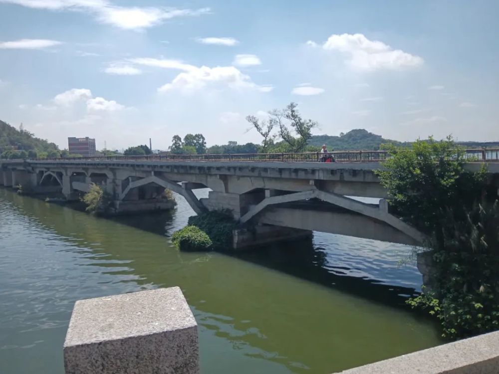 江东桥曾用名虎渡桥,江东古桥,通济桥,是中国福建省漳州市境内连接