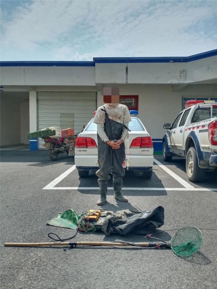 成都大邑两男子深夜非法电鱼民警彻夜蹲守抓现行