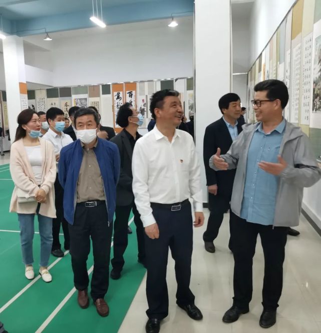 县委常委,县纪委书记,县监委主任李保权出席活动并参观书画展.