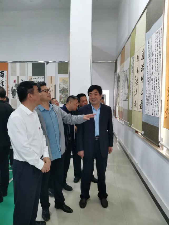 县委常委,县纪委书记,县监委主任李保权出席活动并参观书画展.
