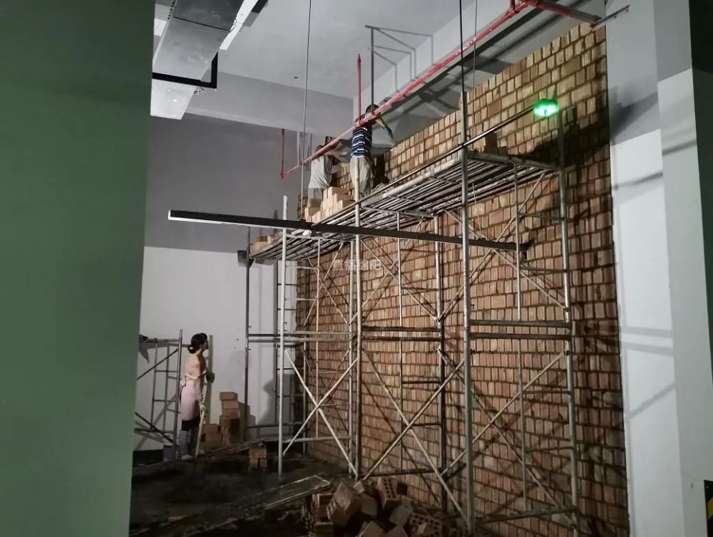 施工用的水泥,砖块,脚手架等材料,占用了旁边两个车位的大部分空间.